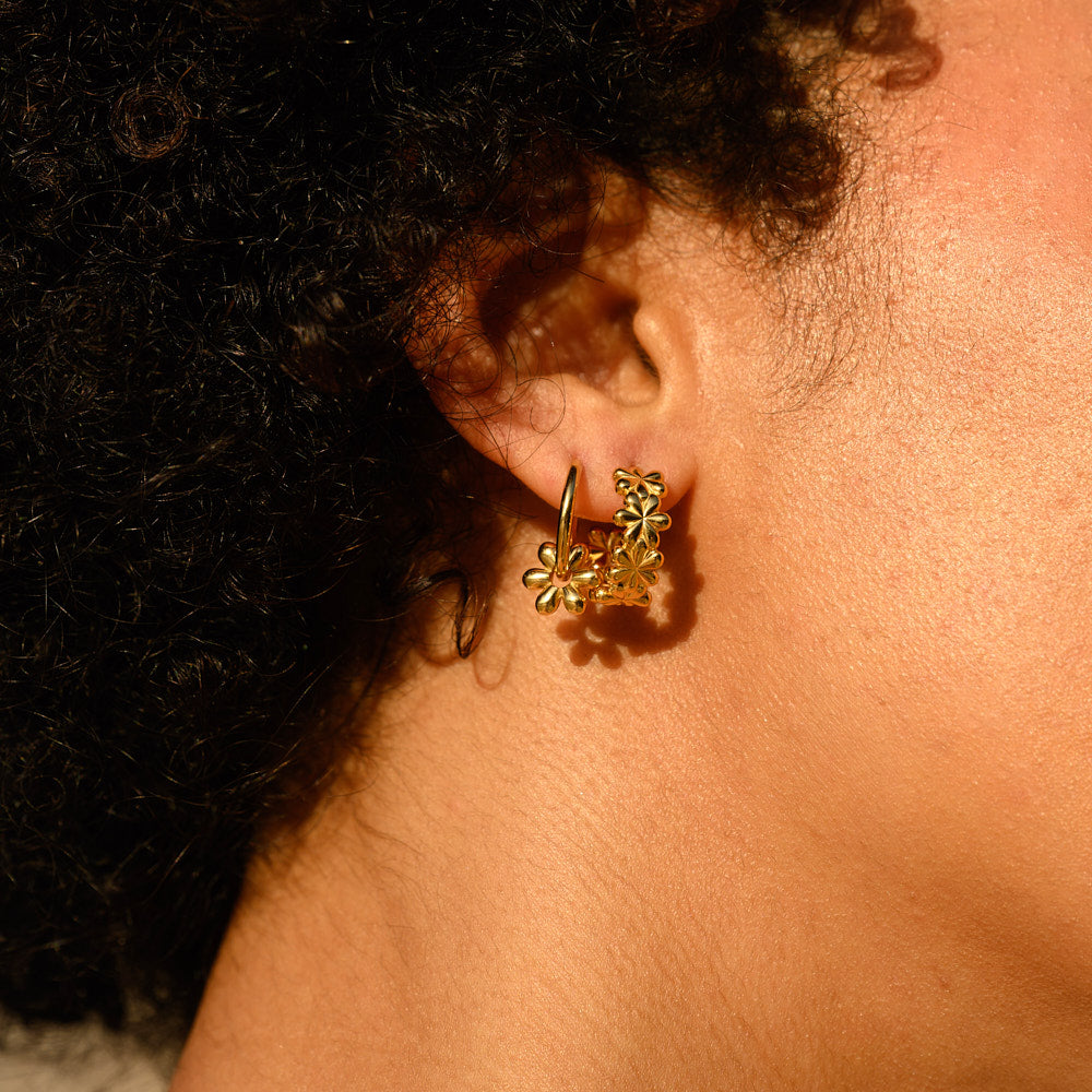 LINDA TAHIJA - DAISY HUGGIE HOOP EARRINGS - GOLD