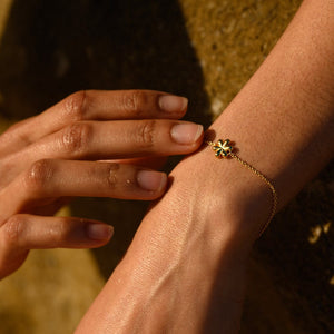 LINDA TAHIJA - GOLD DAISY BRACELET