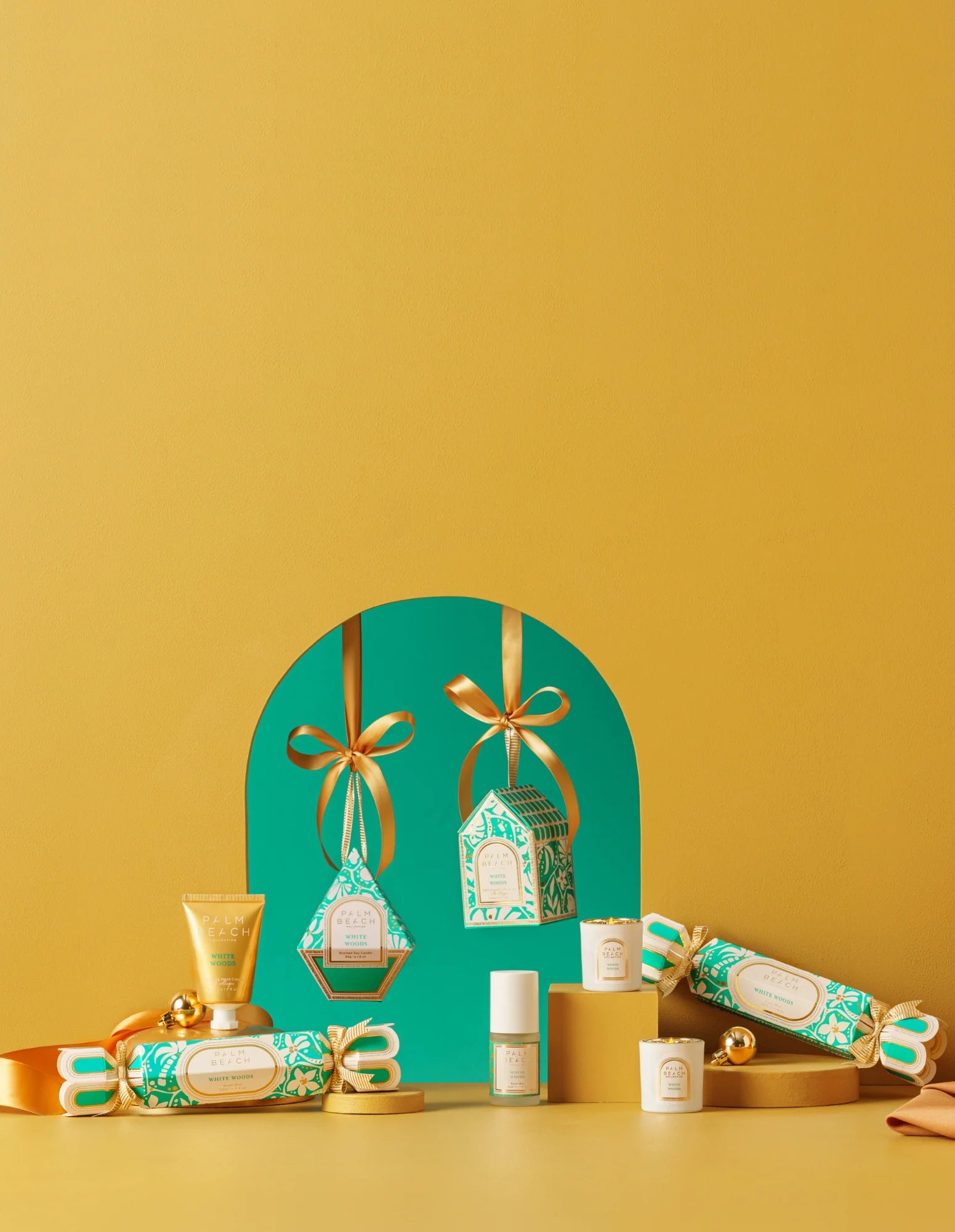 PALM BEACH COLLECTION - WHITE WOODS HANGING BAUBLE CANDLE 50G