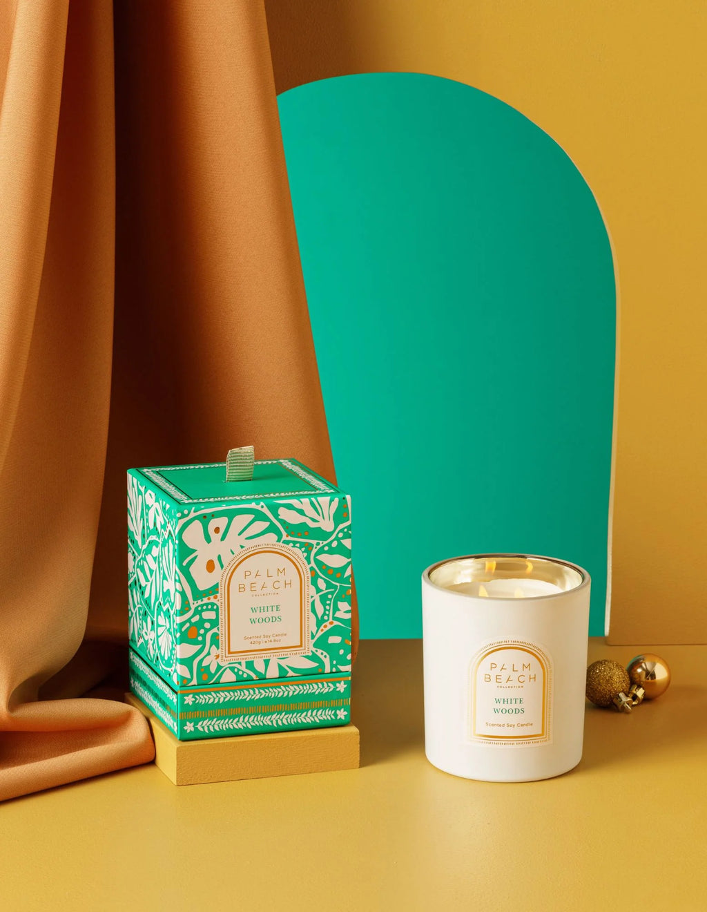 PALM BEACH COLLECTION - WHITE WOODS SCENTED CANDLE 420g