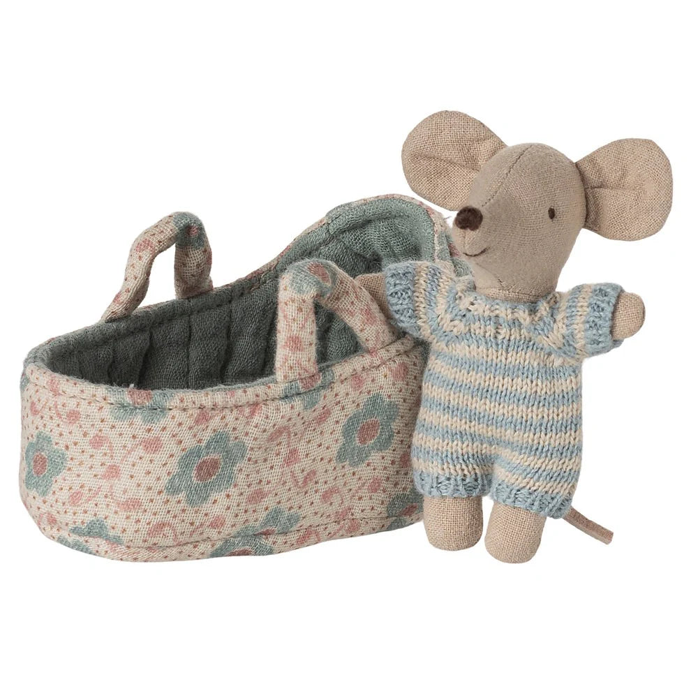 MAILEG - BABY MOUSE IN CARRY COT BLUE