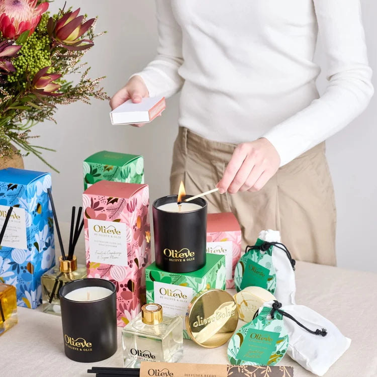 OLIEVE & OLIE - CHRISTMAS CANDLE - FROSTED CRANBERRY & SUGAR PLUM