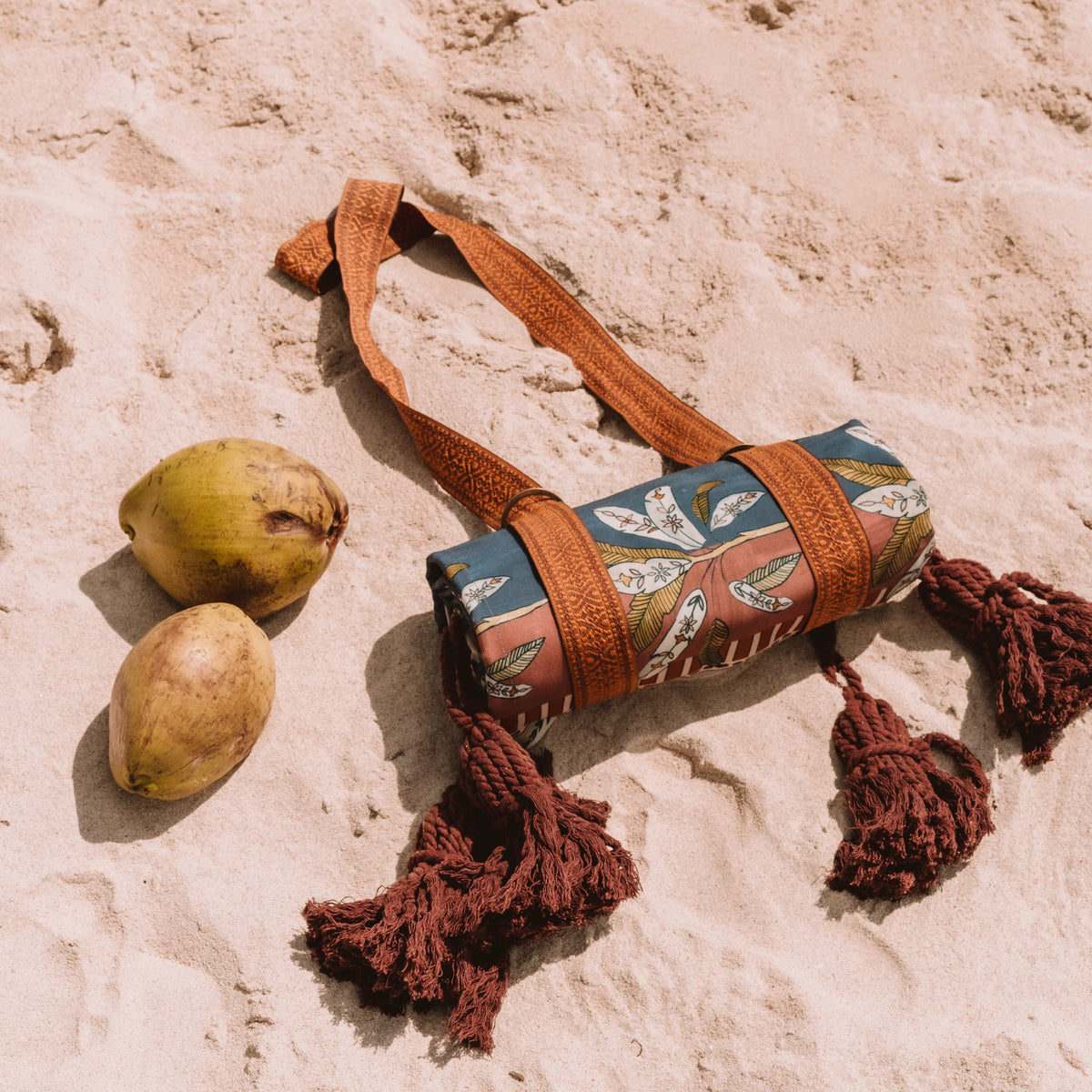 WANDERING FOLK - EYE OF THE PICNIC RUG - LAGOON