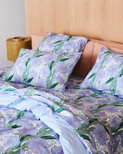 Load image into Gallery viewer, KIP &amp; CO - ORGANIC COTTON QUEEN FLAT SHEET - TUMBLING FLOWERS
