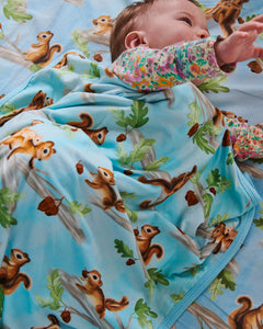 KIP & CO - ORGANIC COTTON SNUGGLE BLANKET - SQUIRREL SCURRY