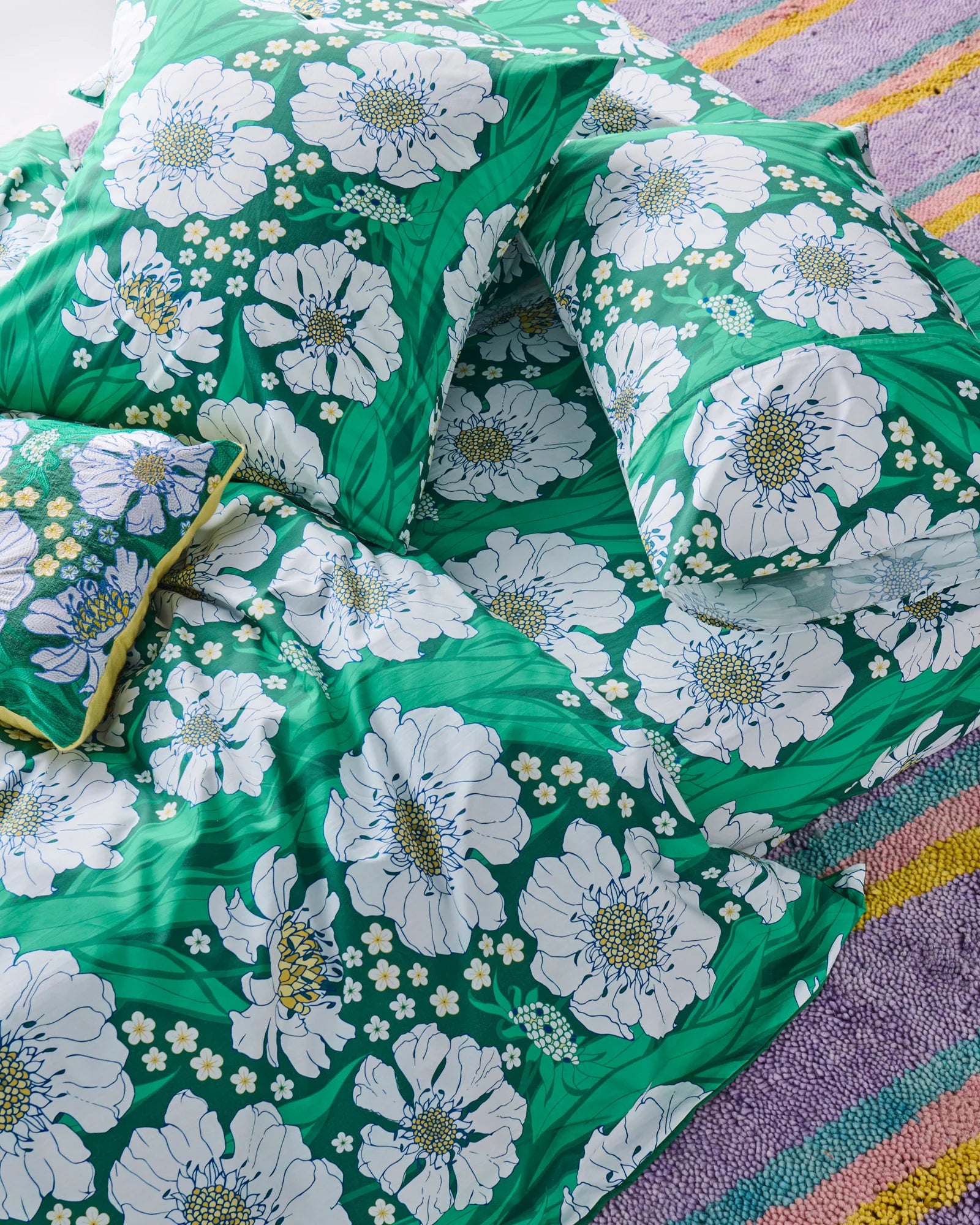 KIP & CO - ORGANIC COTTON QUILT COVER - TUMBLING FLOWERS GREEN