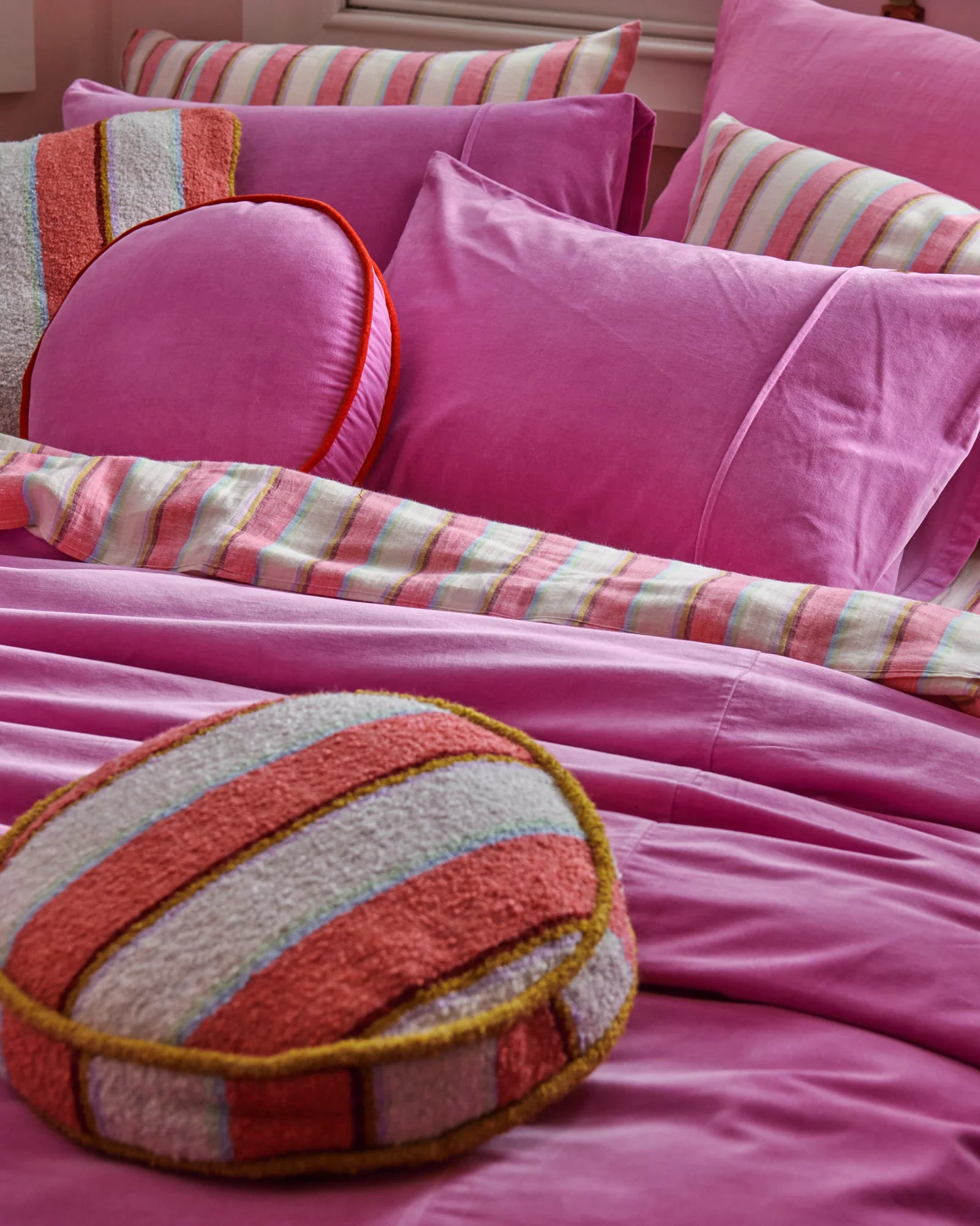 KIP & CO - VELVET PEA CUSHION - PINK AMBITION