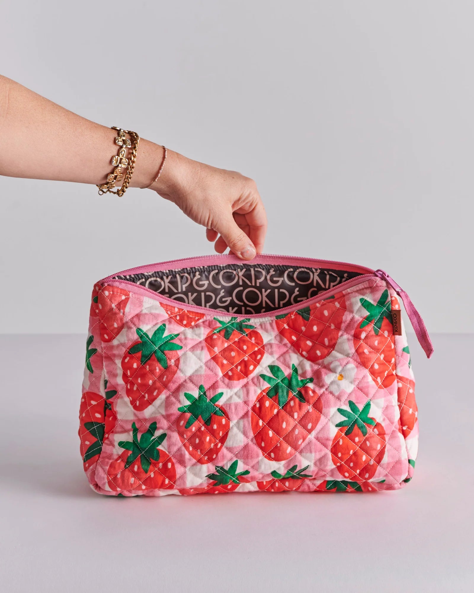 KIP & CO - QUILTED COTTON TOILETRY PURSE - STRAWBERRY JAM