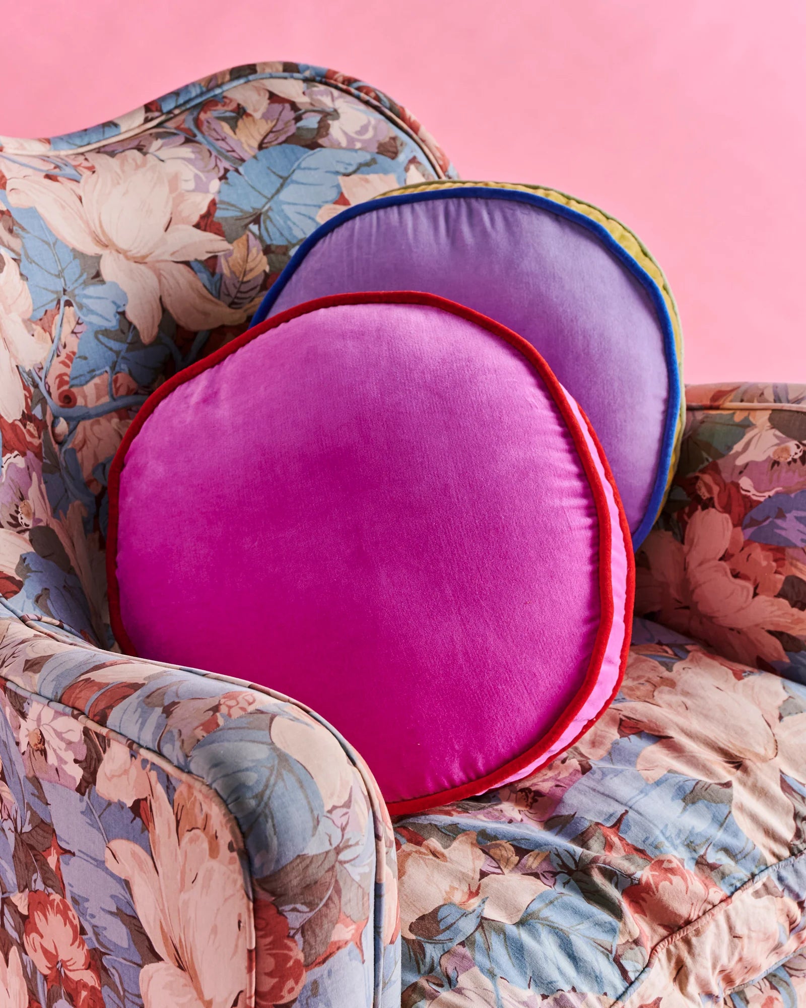 KIP & CO - VELVET PEA CUSHION - PINK AMBITION