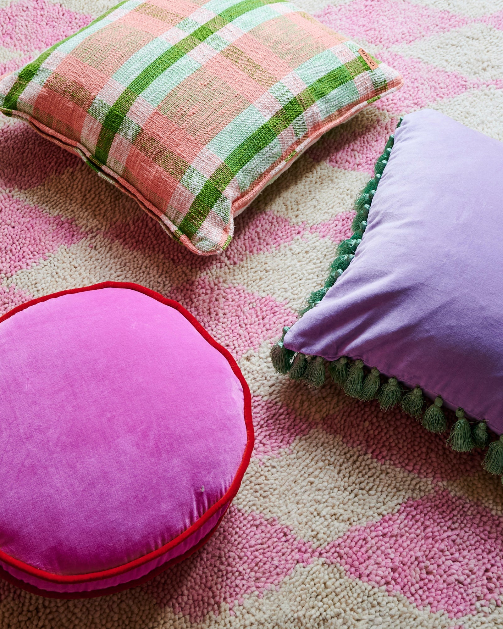 KIP & CO - VELVET PEA CUSHION - PINK AMBITION