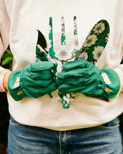Load image into Gallery viewer, KIP &amp; CO - TUMBLING FLOWERS GREEN GARDEN SECATEURS AND GLOVES SET
