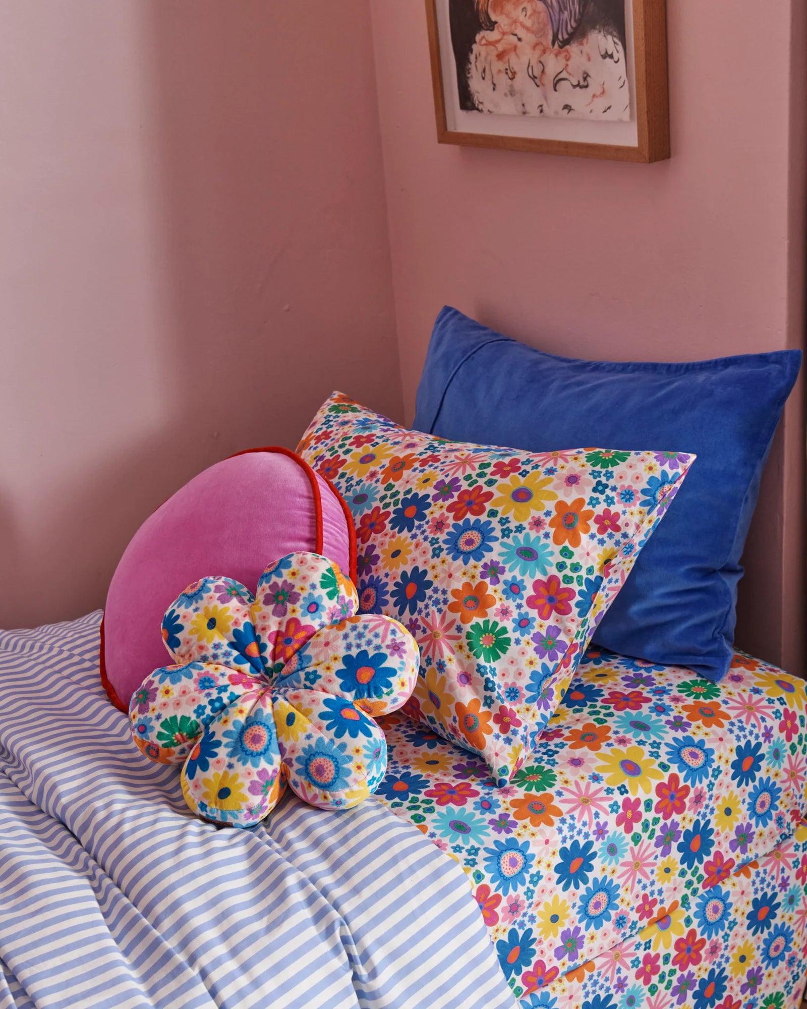 KIP & CO - VELVET PEA CUSHION - PINK AMBITION