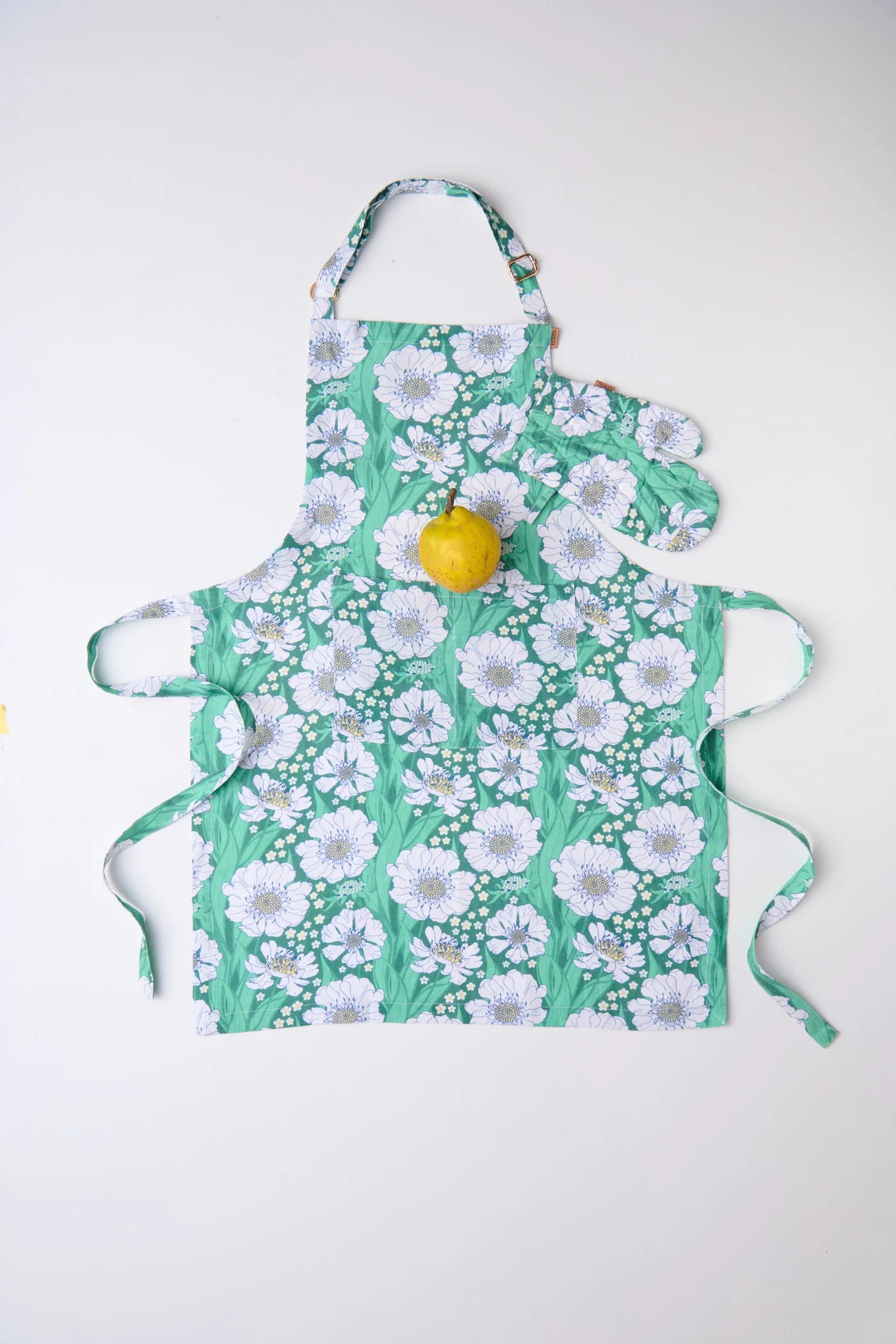 KIP & CO - LINEN APRON - TUMBLING FLOWERS GREEN