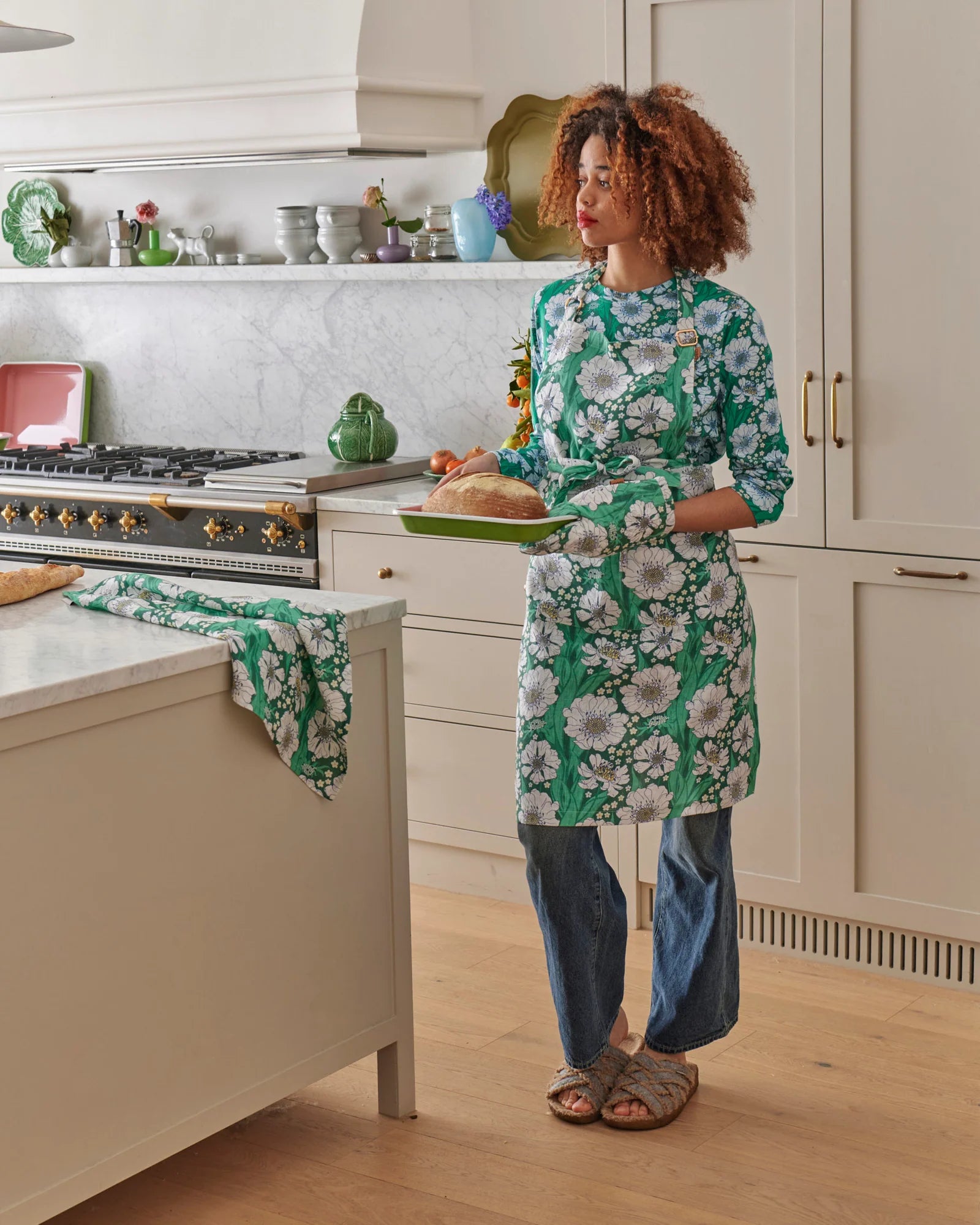 KIP & CO - LINEN APRON - TUMBLING FLOWERS GREEN