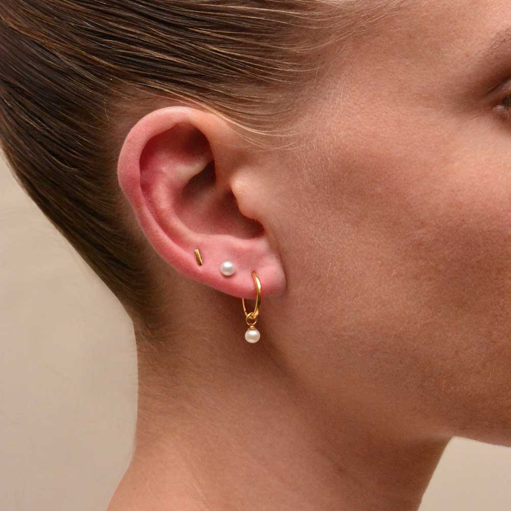 LINDA TAHIJA - PEARL CHARM HUGGIE HOOP EARRINGS - GOLD