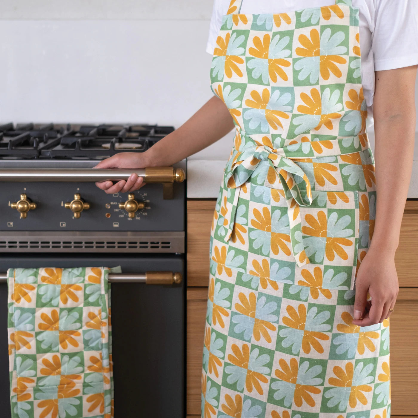 BONNIE & NEIL - CHAMOMILE SAGE APRON